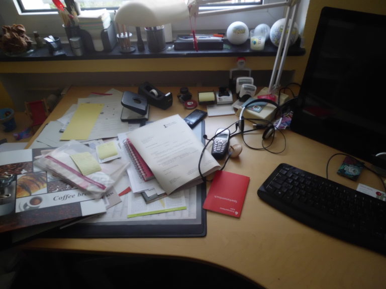 Schreibtisch-Chaos gibt es auch bei mir