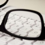 Brille auf Tastatur