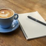 Kaffee, Papier und Stift